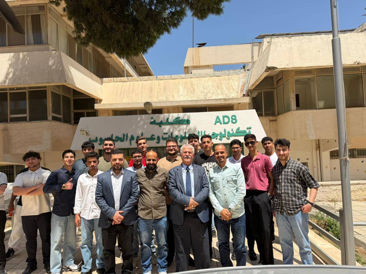 استقبلت كلية تكنولوجيا المعلومات وعلوم الحاسوب في جامعة اليرموك طلبة مدرسة علي خلقي الشرايري من برنامج BTEC في تخصص تكنولوجيا المعلومات، وذلك ضمن زيارة علمية هدفت إلى تعزيز معارف الطلبة بالتخصصات التقنية الحديثة، وإطلاعهم على البيئة الأكاديمية والتطبيقية 