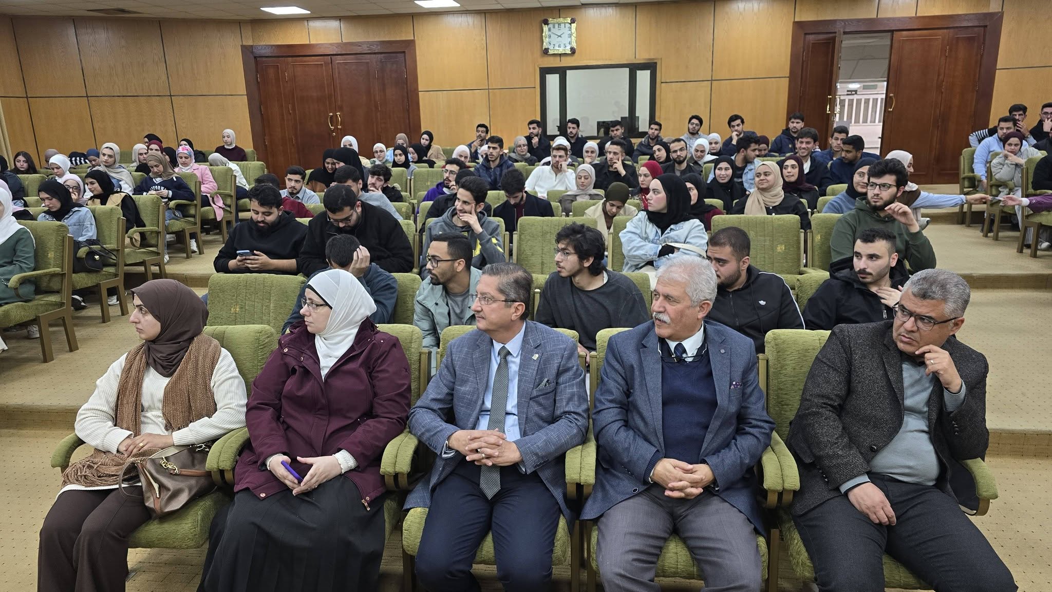 تكنولوجيا المعلومات تنظم ورشة ثانية بالتعاون مع جمعية انتاج استضافت كلية تكنولوجيا المعلومات وعلوم الحاسوب في جامعة اليرموك الدكتور جعفر شهابات المسؤول عن مبادرة TechForward الخاصة بربط مشاريع التخرج مع الصناعة 