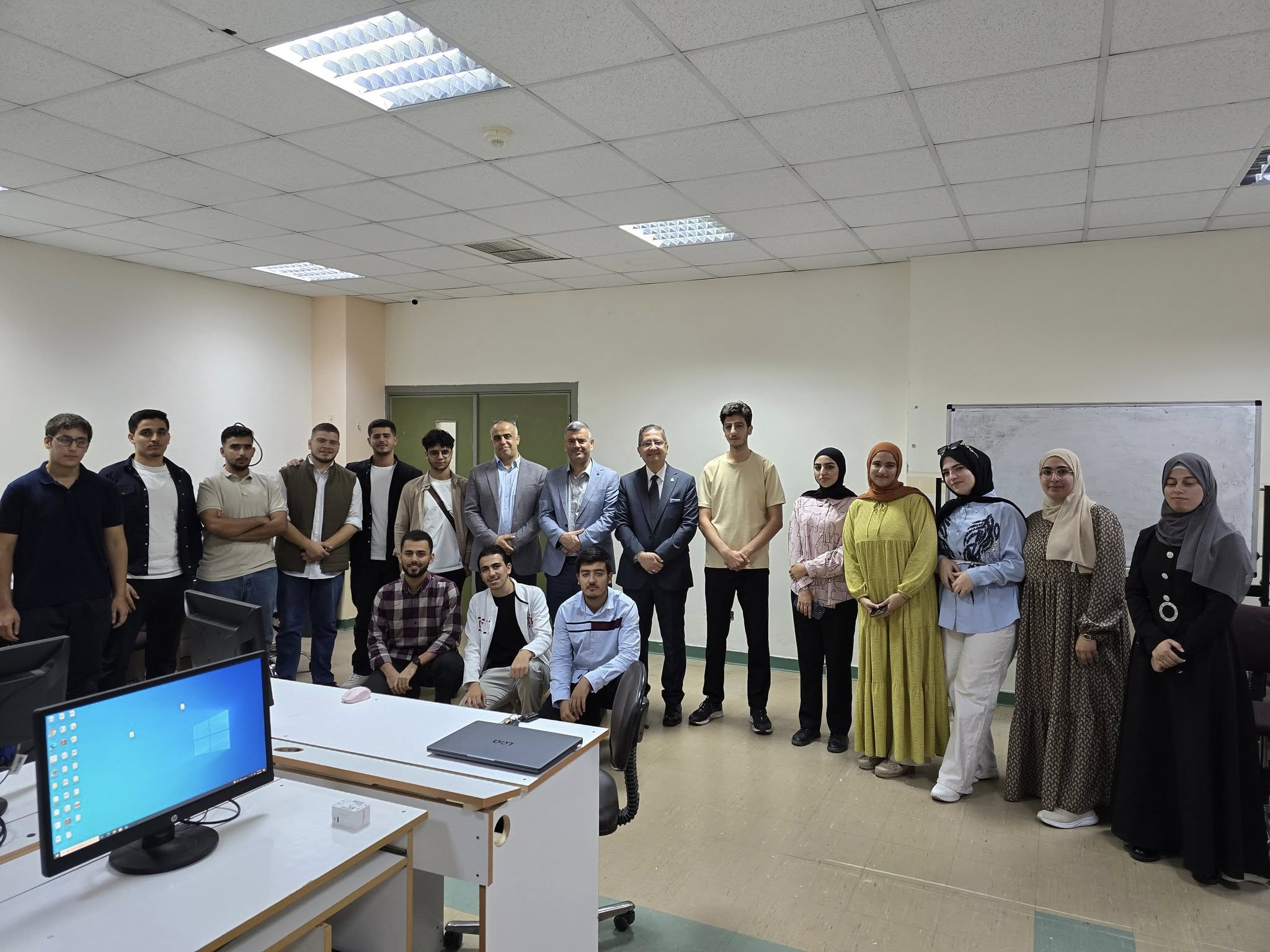 في أجواء مليئة بالإبداع والابتكار، قام الاستاذ الدكتور قاسم الردايدة عميد كلية تكنولوجيا المعلومات وعلوم الحاسوب يرافقه رئيس قسم علوم الحاسوب الدكتور رعد الخطيب بزيارة خاصة للاطلاع على مشاريع طلبة مساق مقدمة في تطوير الالعاب والذي يدرسه ويشرف عليه الدكتور