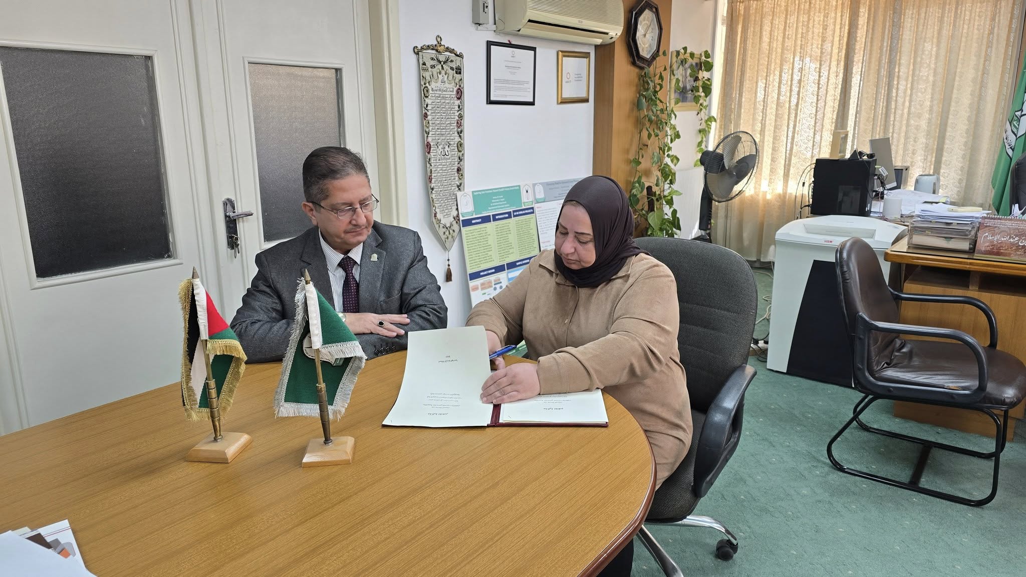 وقعت جامعة اليرموك مذكرة تفاهم مع أكاديمية معا نمضي للتدريب في اربد تتعلق بالتعاون في مجال التدريب العملي والميداني لطلبة كلية تكنولوجيا المعلومات وكلية الحجاوي للهندسة التكنولوجية