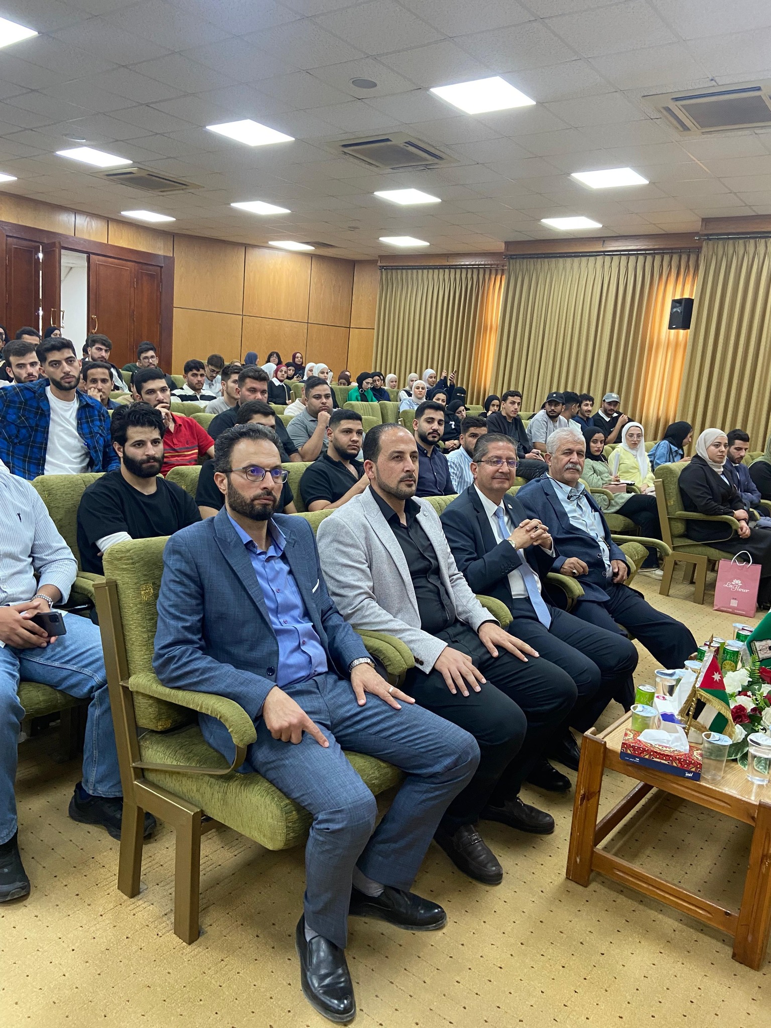 نظمت كلية تكنولوجيا المعلومات وعلوم الحاسب في جامعة اليرموك بالتعاون مع شركة AppTrainers يوم الثلاثاء الموافق 4 تشرين الثاني 2025 جلسة تفاعلية تعليمية متخصصة، تناولت ثلاث مجالات تقنية حديثة هي: الذكاء الاصطناعي وعلوم البيانات (AI & Data Science)، والأمن ا