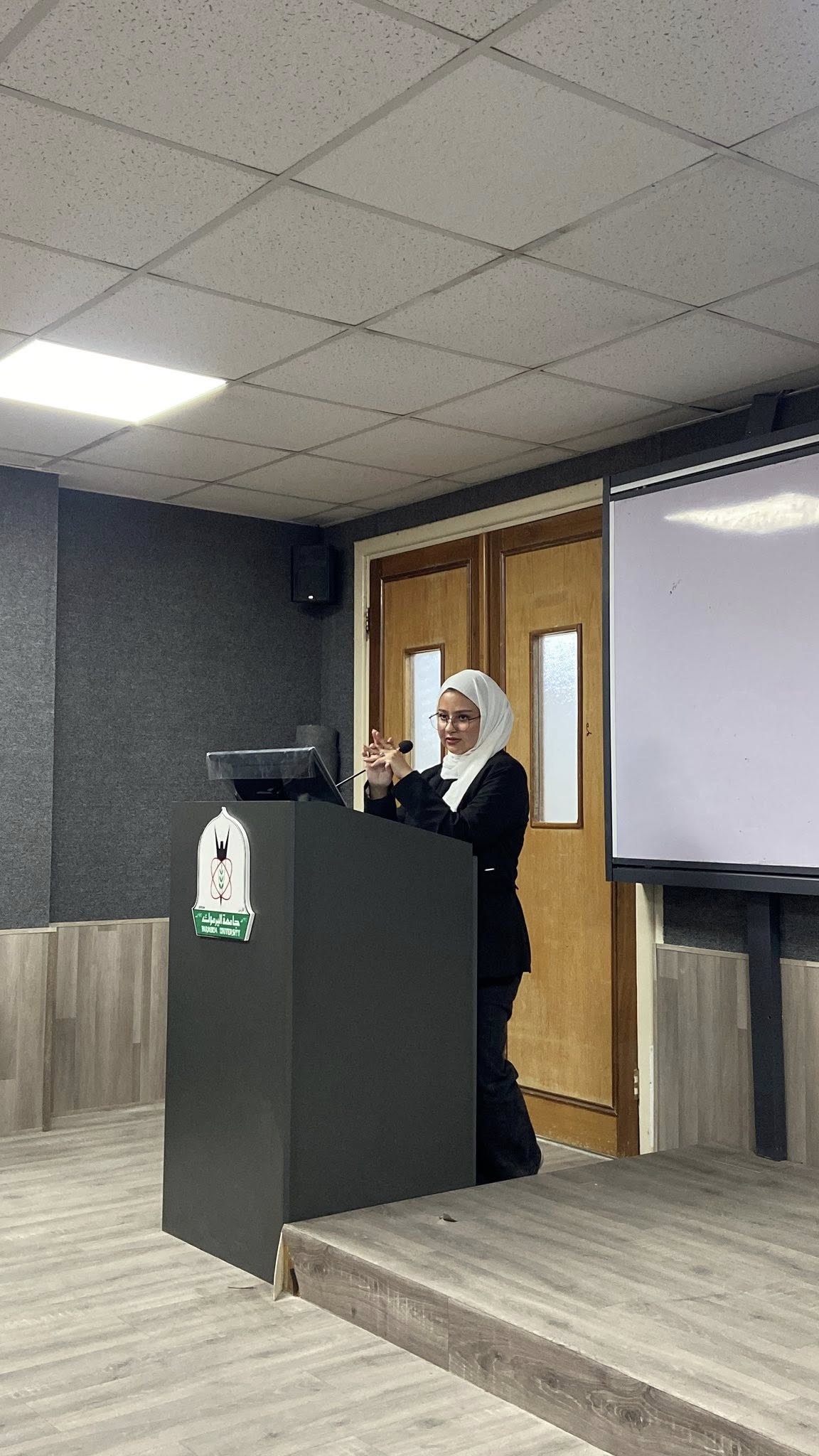 قدمت اليوم  شهلا الزواهرة اولى محاضرتها في برنامج سفراء هواوي بعنوان “cloud computing “ 💻 والتي تم التحدث فيها عن المفاهيم الاساسيه للحوسبه  الالكترونيه ، سعدنا جدا بحضوركم فنحن فخر للكليه بطلبتها الذين يبحثون عن العلم وسبل التعلم بشتى الطرق 