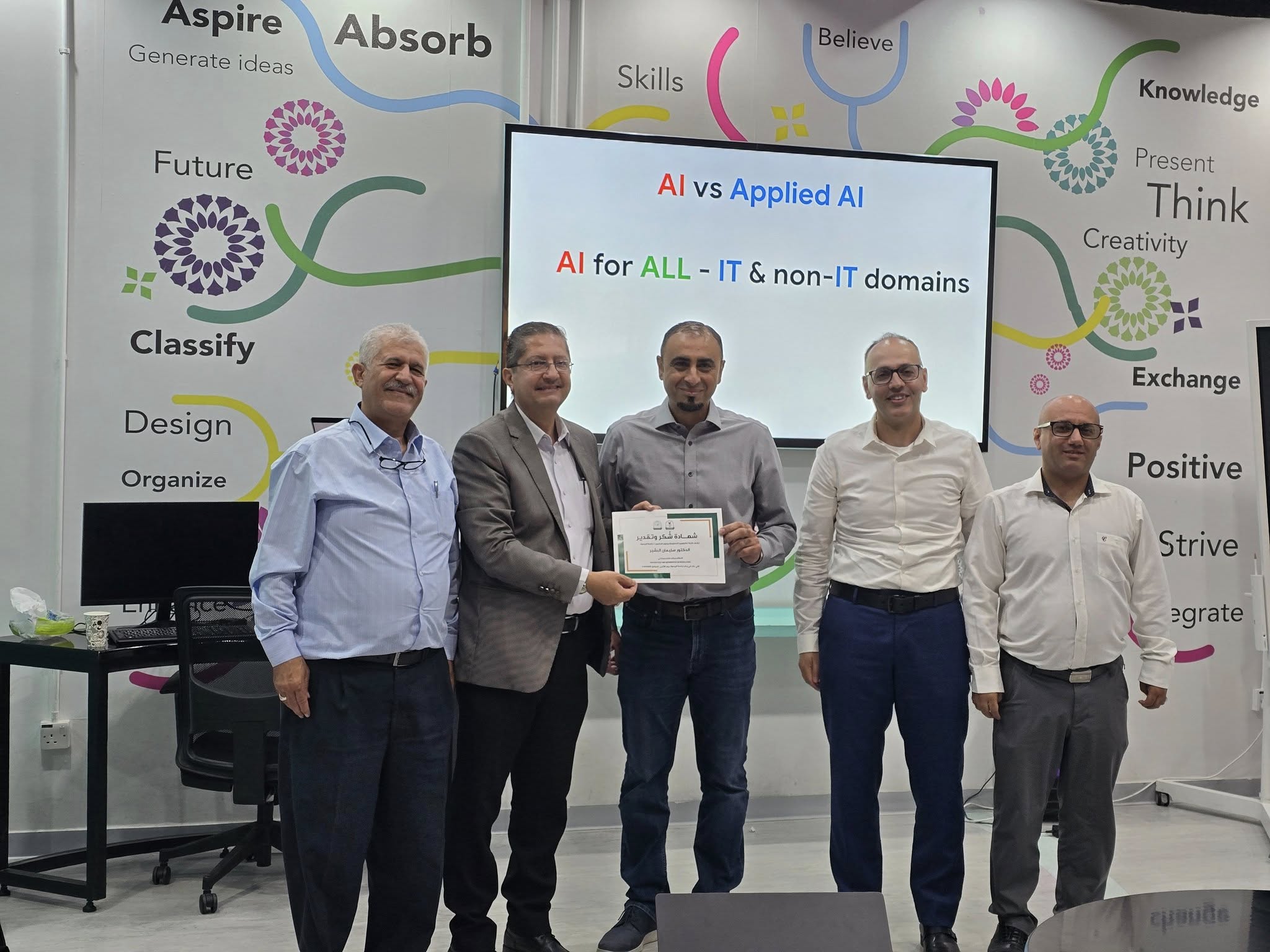 استضافت كلية تكنولوجيا المعلومات في جامعة اليرموك كبير المهندسين المعماريين في الحوسبة السحابية في شركة Google Cloud العالمية الدكتور سليمان البشير