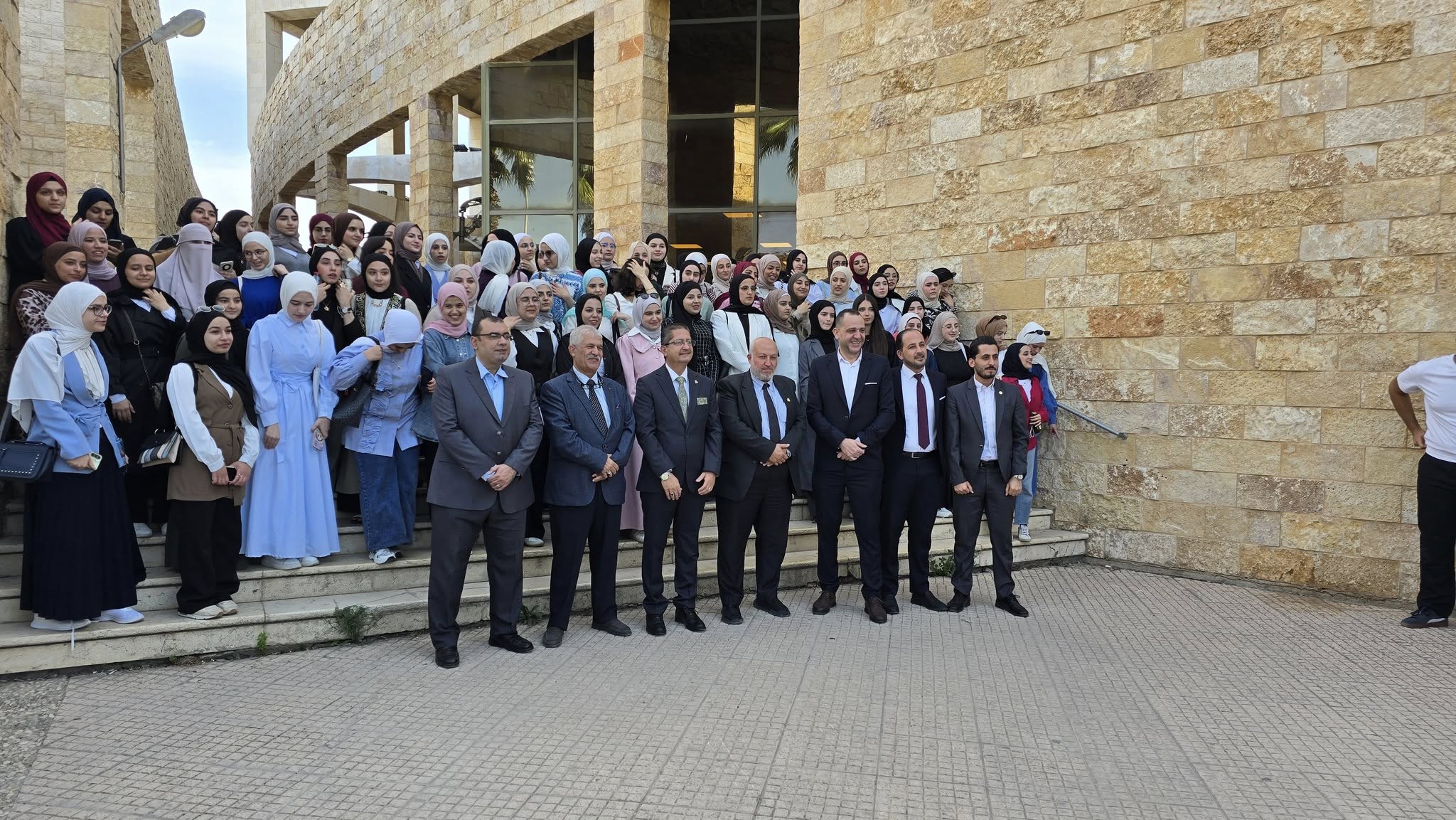 استقبلت كلية تكنولوجيا المعلومات وعلوم الحاسوب هذا الأسبوع دفعة جديدة من الطلبة الجدد للعام الدراسي 2025/2026. فقد شهدت الكلية احتفالية مميزة بمناسبة انطلاق العام الدراسي